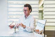 Optiker René Unternährer in seinem Geschäft am Hirschengraben. (Bild: Nadia Schärli (Luzern, 26. September 2017))