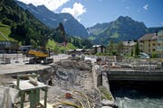 Die Gemeinde Engelberg will bis 2023 das Hochwasserschutzprojekt Engelberger Aa abschliessen. Auf dem Bild: Arbeiten bei der Talstation der Titlisbahnen. (Bild Corinne Glanzmann)