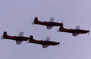 Vier Propellermaschinen der Schweizer Luftwaffe fliegen in der Dämmernung. (Bild: Archiv Neue LZ)