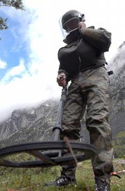 Schweizer Soldaten sollen in Mali Minen entschärfen. Im Bild: Ein Soldat kontrolliert mit einem Detektor ein Übungsminenfeld bei Kandersteg. (Bild: Keystone/Peter Schneider)