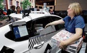 Der selbstfahrende Ford bringt die Pizze ohne Fahrer zur CES. (Bild: Jae C. Hong/AP)
