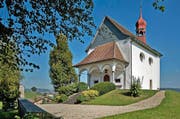 Zieht verschiedene Menschen an: Die St.-Blasius-Kapelle in Burgrain. (Bild: Pius Amrein / Neue LZ)