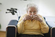 EIne Bewohnerin einer Pflegewohngruppe im Kanton Zürich. (Bild: Keystone/Gaetan Bally)