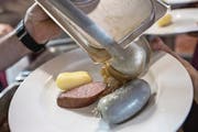 Gehört zur Metzgete dazu: Blut und Leberwurst. (Bild: Pius Amrein (Schwarzenberg, 11. November 2017))