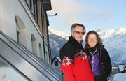 Peter und Susanne Kuhn bei den Sonnenkollektoren vor dem Hotel Edelweiss. (Bild Manuela Jans/Neue LZ)