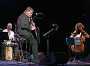 Eine der intimeren Darbietungen der diesjährigen Stanser Musiktage: Klarinettist Rolf Kühn (87) und sein Trio. (Bild: André Niederberger (29. April 2017))