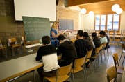 Im Truppenlager Glaubenberg im Kanton Obwalden sind bereits Asylsuchende einquartiert (im Bild ein Deutschkurs in der Anlage). Jetzt will der Bund prüfen, ob es zu einem Bundeszentrum umfunktioniert werden kann. (Bild: Manuela Jans-Koch)