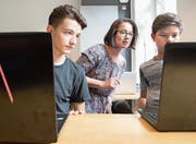 Schüler der Informatikmittelschule mit Lehrerin Eniko Parrag. (Bild: Eveline Beerkircher (Luzern, 24. August 2017))