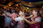 Polonaise im Eiszentrum in Luzern. (Bild: Pius Amrein (Luzern, 14. September 2017))