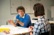 Armin Weingartner (56), Mentor an der PH Luzern, bespricht mit einer Studentin deren Praktikum. (Bild Dominik Wunderli)