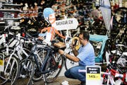 Foormuli Zabihullah bereitet im Coop Bau+Hobby in Cham die E-Bikes zur Abgabe vor. (Bild Stefan Kaiser)