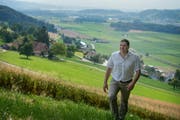 Roland Vonarburg, Präsident des Luzerner Gewerbeverbandes und Inhaber der Wauwiler Champignons AG, auf dem Santenberg in Wauwil. (Bild: Nadia Schärli / Neue LZ)