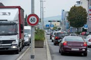 Unter anderem wollen die sieben Gemeinden die Verkehrsentwicklung regional gestalten. Im Bild dichter Verkehr auf der Luzernerstrasse in Ebikon. (Bild: Dominik Wunderli / Neue LZ)