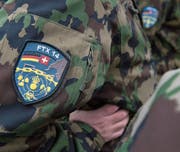 Beim Tarnanzug (im Bild) ist der Abzeichenwechsel dank Klettverschluss einfacher als beim Ausgänger, an dem der Badge angenäht ist. (Bild: Anthony Anex/Keystone)