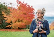 Für einmal selber im Fokus: Die Meggerin Margrith Imhof-Röthlin intensivierte vor fünf Jahren ihr Hobby – und hat seither ihre Kamera fast immer dabei. (Bild: Nadia Schärli (Meggen, 15. November 2017))
