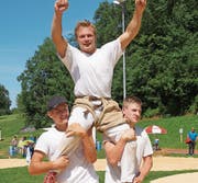 David Wüest (oben) lässt sich feiern. (Bild: Franz Hess (Hergiswil, 17. Juni 2017))