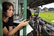 Der SCK-Kommunikationsverantwortliche Thomas Tobler richtet im Krienser Kleinfeld die Handykamera auf das Spielgeschehen. (Bild Nadia Schärli)