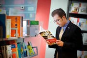 Alain O. Probst, Präsident der Jungfreisinnigen Amt Sursee, beim Durchblättern eines der betreffenden Lehrmittel in einer Buchhandlung. (Bild Pius Amrein/Neue LZ)