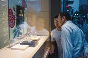 Uhren sind besonders in asiatischen Ländern ein schweizerischer Verkaufsschlager. (Bild: Fred Dufour/AFP (Peking, 5. September 2015))