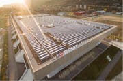 Das Bieler Fussball- (hinten) und Eishockeystadion. (Bild: PD)