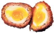 Scotch-Eggs. Mit gekochtem Ei in der Mitte, paniert.