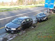 Die beiden beteiligten Autos kamen im Wiesland zum Stehen. (Bild: Schwyzer Polizei)