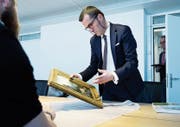 Experte Stefan Puttaert von Sotheby’s Zürich nimmt ein Gemälde aus dem 18. Jahrhundert unter die Lupe. Rund 70 Zugerinnen und Zuger haben am gestrigen Expertentag ihre Preziosen zur Begutachtung vorbeigebracht. (Bild: Stefan Kaiser (Zug, 4. April 2017))