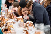 Der Kreativität sind keine Grenzen gesetzt: Vega Born bastelt zusammen mit Pascal Bucheli an einem Chnusperhäuschen. Bild: Nadia Schärli (Malters, 12. November 2016)