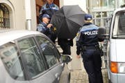 Ignaz W. wird nach der Urteilsverkündigung unter Polizeischutz abgeführt. (Bild: Urs Hanhart / Neue UZ)