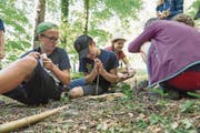 Teilnehmer eines Jungwacht-Blauring-Lagers versuchen am Waldrand ein Feuer zu entfachen. (Bild: Izedin Arnautovic (Giswil, 26. Mai 2017))