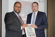 Die Regierungsräte Norman Gobbi (Tessin, links) und Beat Arnold (Uri) unterzeichnen die Vereinbarung. (Bild: PD)
