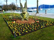 Der Initiative einer engagierten Städtgärtnerin zu verdanken: Der Osterhase am Carl-Spitteler-Quai in Luzern. (Bild: Leserbild: Walter Buholzer (Luzern, 13. März 2018))