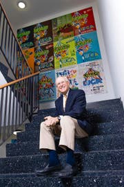 Alfred N. Becker (75) im Bürogebäude der Messe Luzern AG. An der Wand hinter ihm hängen frühere Luga-Plakate. (Bild Roger Grütter)