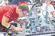 Hier sind die beiden Weltmeister noch konzentriert am Arbeiten: Automatiker Cédric Achermann ... (Bild: Swiss Skills/Michael Zanghellini)