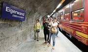 Ein Zug der Jungfraubahn bei der Station Eigerwand im Eigermassiv. (Bild: Peter Klaunzer/KEY (26. August 2011))
