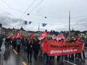 Die bewilligte 1.-Mai-Demonstration bewegt sich auf der Seebrücke Richtung Hauptpost. (Bild: Jonas von Flüe / luzernerzeitung.ch (Luzern, 1. Mai 2017))