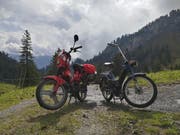 Die Mofas: Ein rotes Malaguti Fifty Top und ein blaues Puch Maxi. (Bild: pD)