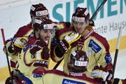 Genfs Denis Hollenstein (links) und Arnaud Jacquemet (rechts) feiern das Tor zum 2:0. (Bild: Keystone / Peter Schneider)