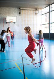 Bewegung und Sport sind wichtig. Kinder sollen dafür motiviert werden. Zumindest darüber sind sich alle einig. (Bild: Keystone/Gaetan Bally)