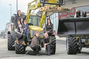 Die Familie Knüsel von oben im Uhrzeigersinn: Theres, Ruth, Sepp, Marlis, Doris, Edith und Enkel Leano. (Bild: Dominik Wunderli)
