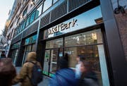 Fussgänger vor einer M&T-Filiale in New York. (Bild: Daniel Tepper/Bloomberg (13. Januar 2018))
