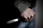 Drei Personen wurden von einem Mann mit dem Messer zum Teil schwer verletzt. (Symbolbild Neue LZ)