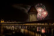 Mit einem Feuerwerk wird in der Stadt Luzern das neue Jahr begrüsst. (Archivbild Keystone)