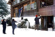 Der Archäologe Jonathan Frey (rechts im Bild) untersucht zusammen mit Studenten der Universität Zürich das alte Bauernhaus Obholz aus dem Jahre 1624. (Bild: Romano Cuonz/Neue NZ)