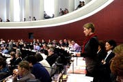 Luzerner Parlamentarier, hier im Kantonsratssaal letzte Woche, müssen ihre Interessenbindungen transparent machen. (Bild: Nadia Schärli / Neue LZ)