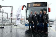 Martin Senn (Geschäftsführer Auto AG Rothenburg), Regierungsrat Robert Küng, Josef Schmidli (Gemeinderat Emmen) und Norbert Schmassmann (Direktor vbl) starten das Aktionsjahr auf der Baustelle des Bushubs am Seetalplatz. (Bild: PD)