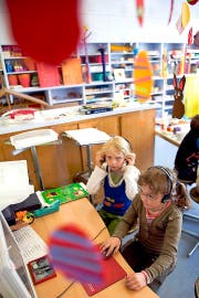 Der gemischte Sprachunterricht ist hier bereits Tatsache: Im jurassischen Movelier gehen Kinder aus der West- und aus der Deutschschweiz zusammen in die Schule. (Bild: Keystone/Georgios Kefalas)