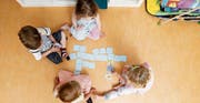 Die Subventionierung der Kinderbetreuung in der Stadt Zug wird neu geregelt. (Bild: Stefan Kaiser (Cham, 19. Mai 2017))