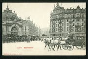 Die Postkarte zeigt den Bahnhofplatz in Luzern anno 1904. Links ist der Seitenflügel des alten Bahnhofs aus dem Jahr 1896 zu sehen, rechts das einstige Hotel Sankt-Gotthard-Terminus (Baujahr 1869). Der Bahnhof fiel 1971 einem Brand zum Opfer, das Hotel wurde 1964 abgerissen. (Bild: pd)