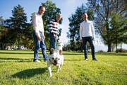 Die Initianten der Interessengemeinschaft Hundewiese am Luzerner Churchill-Quai (von links): Michael Stehle, Kurt Imhof und Fabian N. Martin mit Hund Louis.Bild: Corinne Glanzmann (29. September 2016)